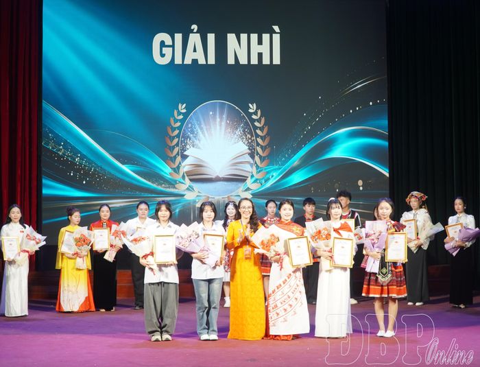 Đại diện Ban Tổ chức trao giải Nhì cho 5 đội thi.