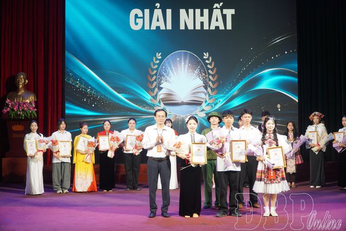 Lãnh đạo Sở Giáo dục và Đào tạo trao giải Nhất cho 3 đội thi.