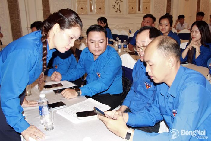Cán bộ đoàn cơ sở được hướng dẫn đăng nhập để thi trắc nghiệm kiến thức tại Hội thi cán bộ Đoàn - Hội giỏi thành phố năm 2026.