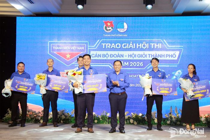 Thành ủy viên, Phó Chủ tịch Ủy ban MTTQ Việt Nam thành phố, Bí thư Thành đoàn Nguyễn Minh Kiên trao giải nhất Hội thi cán bộ Đoàn - Hội giỏi thành phố năm 2026. Ảnh: Nga Sơn