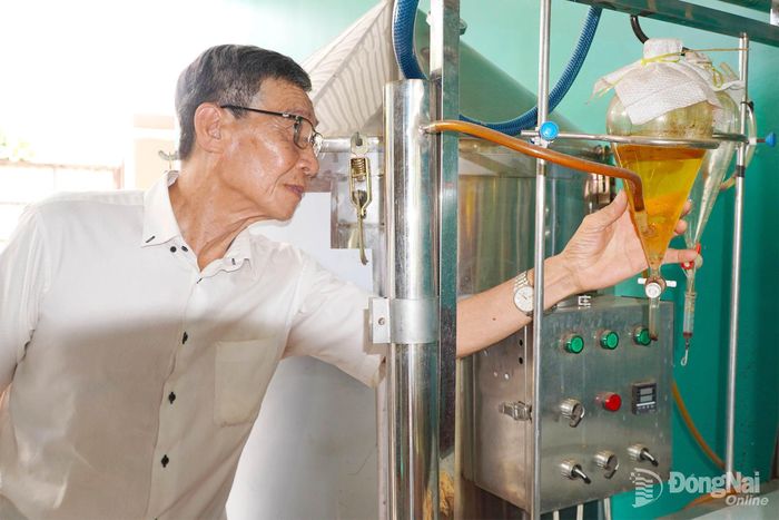 Hiện gia đình ông Huỳnh Văn Chiến đang đầu tư máy móc chiết xuất tinh dầu từ nguyên liệu trầm kỳ nam.
