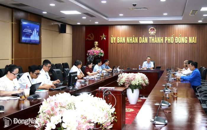 Lãnh đạo UBND thành phố Đồng Nai họp với các đơn vị, sở, ngành liên quan để nghe báo cáo tiến độ công tác chuẩn bị tổ chức chương trình DIGIFEST Đồng Nai 2026 vào đầu tháng 10-2026. Ảnh: Hải Quân