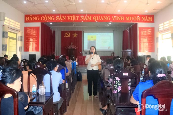 Đại diện Hội Liên hiệp phụ nữ thành phố tuyên truyền pháp luật về phòng, chống bạo lực gia đình. Ảnh: Nga Sơn