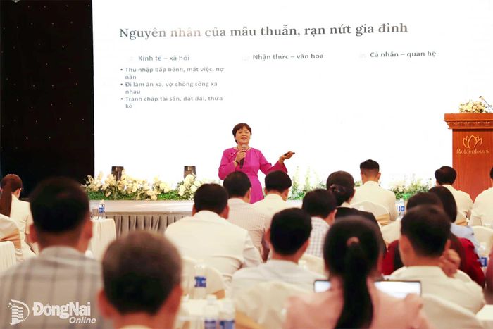 Tiến sĩ Phạm Thị Thúy, giảng viên chính, Học viện Chính trị khu vực II trao đổi với chủ đề “Những vấn đề đặt ra trong công tác gia đình hiện nay và giải pháp từ góc độ chuyên môn” tại tọa đàm. Ảnh: My Ny