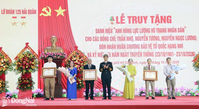 Phó Đô đốc Nguyễn An Phong trao Bằng danh hiệu Anh hùng Lực lượng vũ trang nhân dân cho thân nhân các liệt sĩ Trần Nhợ, Nguyễn Tương, Nguyễn Ngọc Lương. Ảnh: Hương Tiến