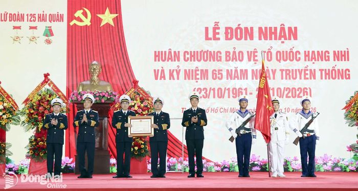 Phó Đô đốc Nguyễn An Phong trao Huân chương Bảo vệ Tổ quốc hạng Nhì cho Lữ đoàn 125. Ảnh: Hương Tiến