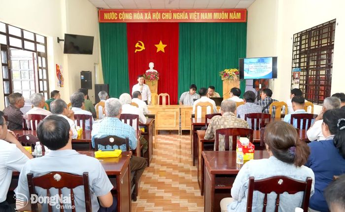 Người dân theo dõi nội dung Đồ án quy hoạch chi tiết xây dựng tỷ lệ 1/500 Dự án Trung tâm nghiên cứu khoa học công nghệ hạt nhân tại phường Hàng Gòn. Ảnh: Thanh Tú