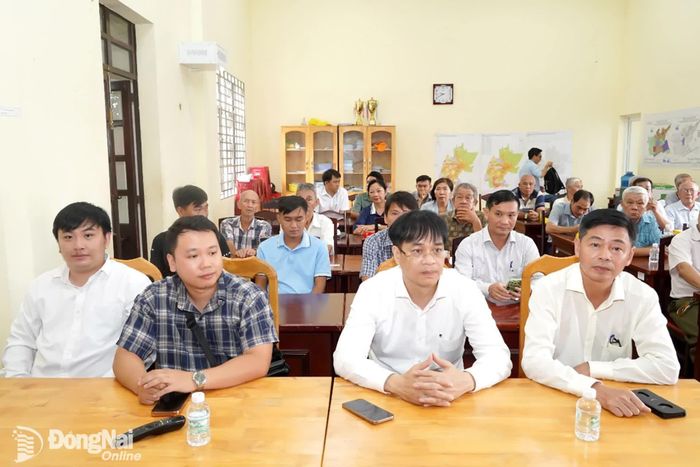 Chủ tịch UBND phường Hàng Gòn Hoàng Trọng Phương (bìa phải) cùng đại diện các đơn vị tham dự hội nghị. Ảnh: Thanh Tú