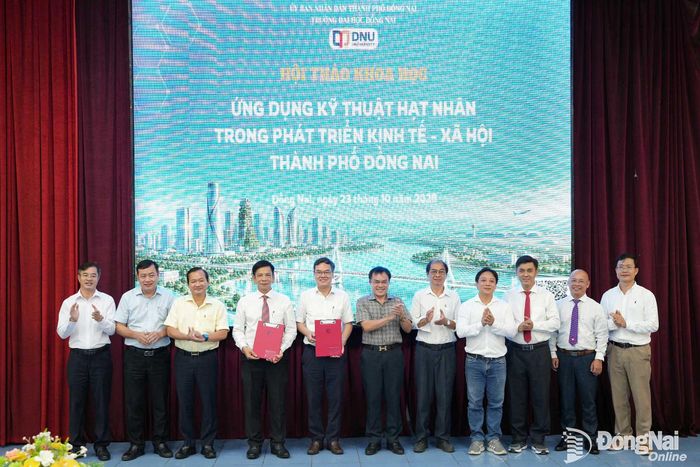 Lãnh đạo Trường đại học Đồng Nai và Viện Năng lượng nguyên tử Việt Nam ký kết thỏa thuận hợp tác về đào tạo, phát triển nguồn nhân lực. Ảnh: Ngọc Thành