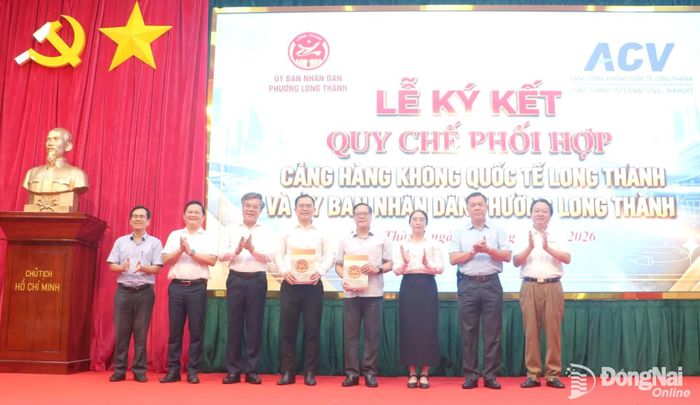 UBND phường Long Thành và Cảng hàng không quốc tế Long Thành ký kết quy chế phối hợp phục vụ khai thác Sân bay Long Thành. Ảnh: Phạm Tùng