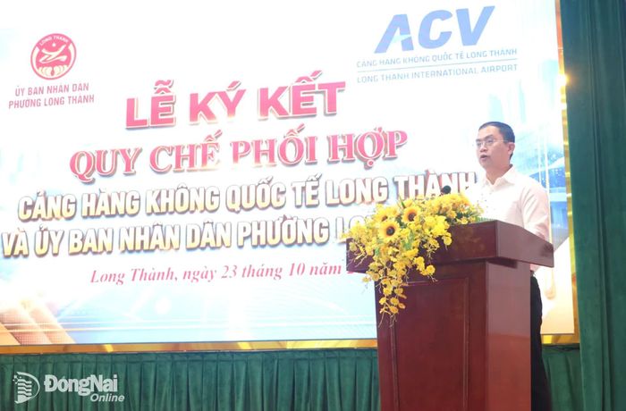 Ông Lê Hoàng Sơn, Phó Bí thư Đảng ủy, Chủ tịch UBND phường Long Thành phát biểu tại lễ ký kết. Ảnh: Phạm Tùng