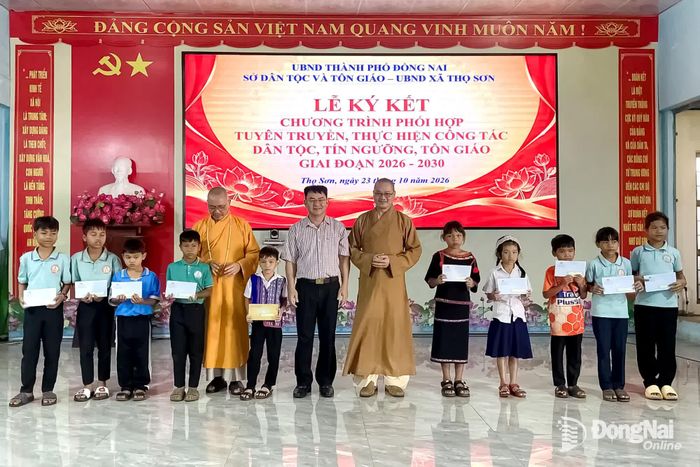 Ban tổ chức cùng các đơn vị đồng hành tặng quà cho học sinh nghèo, các hộ dân tộc thiểu số có hoàn cảnh khó khăn của xã Thọ Sơn. Ảnh: Phạm Quang