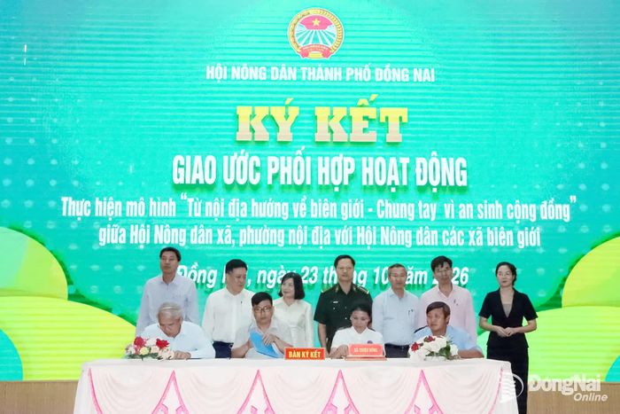 Hội Nông dân các xã, phường nội địa và các xã biên giới ký kết giao ước thực hiện chương trình phối hợp. Ảnh: Quang Minh