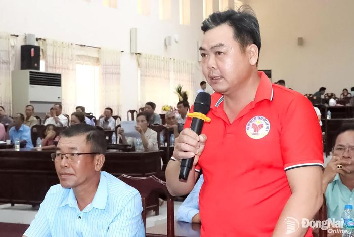 Nông dân xã Tân Tiến phát biểu tại diễn đàn. Ảnh: Quang Minh