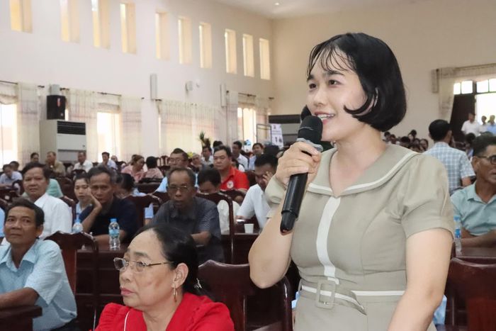Nông dân xã Lộc Thạnh phát biểu tại diễn đàn. Ảnh: Quang Minh