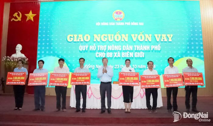 Hội Nông dân thành phố trao bảng tượng trưng giải ngân Quỹ Hỗ trợ nông dân năm 2027 cho 8 xã biên giới. Ảnh: Quang Minh