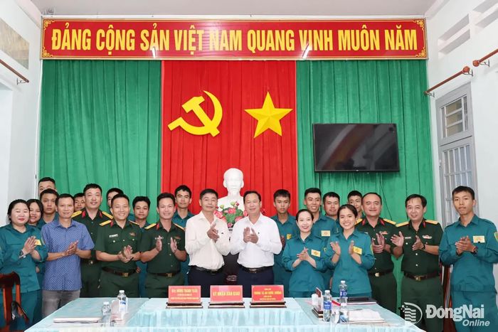 Các đại biểu chụp hình lưu niệm trong lễ bàn giao. Ảnh: Nguyệt Hà
