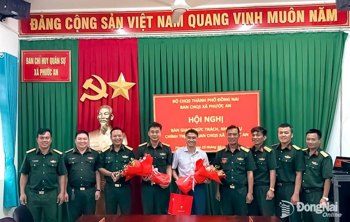 Công tác bàn giao của Chi bộ Quân sự, Ban Chỉ huy Quân sự xã Phước An. Ảnh: Đoàn Mai