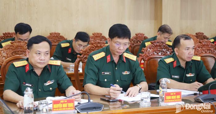 Đại biểu các cơ quan Quân khu 7 dự kiểm tra. Ảnh: Văn Chung