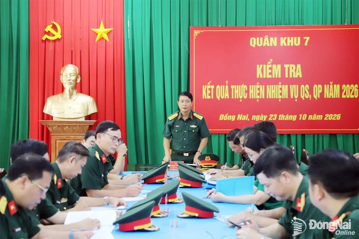 Đại tá Phùng Thế Hùng, Phó Tham mưu trưởng Quân khu 7 quán triệt nhiệm vụ kiểm tra. Ảnh: Văn Chung