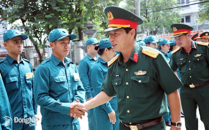 Đại tá Phùng Thế Hùng và đoàn kiểm tra tại Ban Chỉ huy Quân sự phường Trấn Biên. Ảnh: Văn Chung