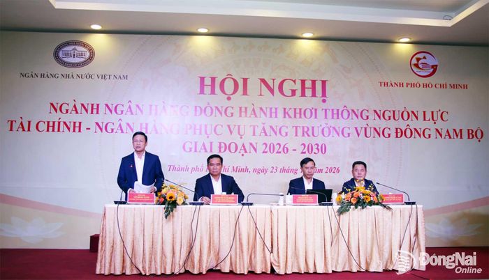 Giám đốc Ngân hàng Nhà nước chi nhánh khu vực 2 Võ Minh Tuấn điều hành phần trao đổi, thảo luận tại hội nghị. Ảnh: Hải Quân