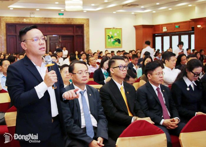 Đại diện doanh nghiệp của Đồng Nai phát biểu ý kiến tại hội nghị. Ảnh: Hải Quân