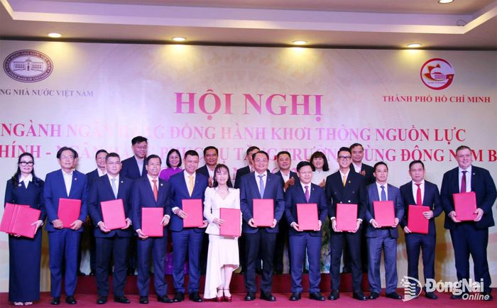 Lãnh đạo Ngân hàng Nhà nước Việt Nam và các địa phương chứng kiến các ngân hàng và doanh nghiệp trao các thỏa thuận hợp tác cho những dự án, phương án kinh doanh tại hội nghị. Ảnh: Hải Quân
