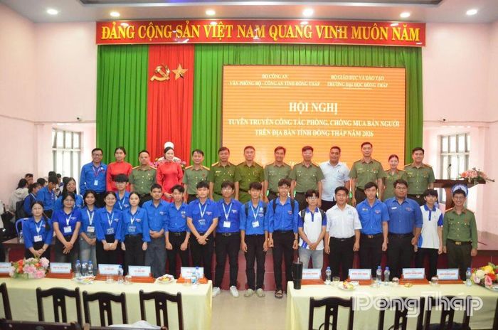 Cán bộ tuyên truyền chụp ảnh lưu niệm cùng sinh viên Trường Đại học Đồng Tháp.