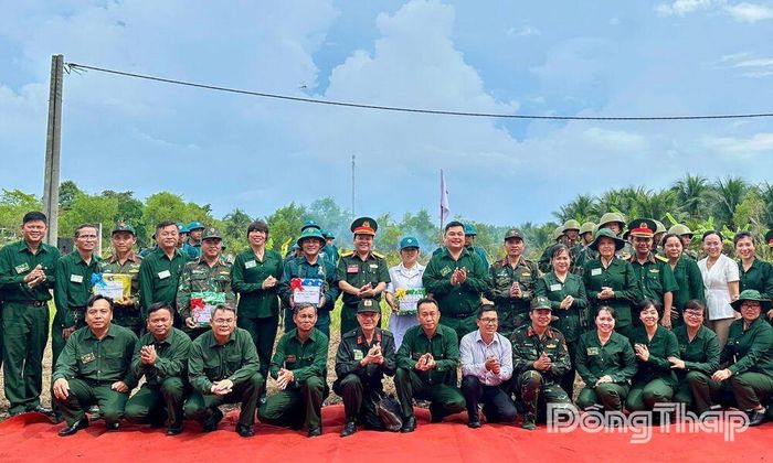 Tặng quà các lực lượng tham gia hoàn thành diễn tập.