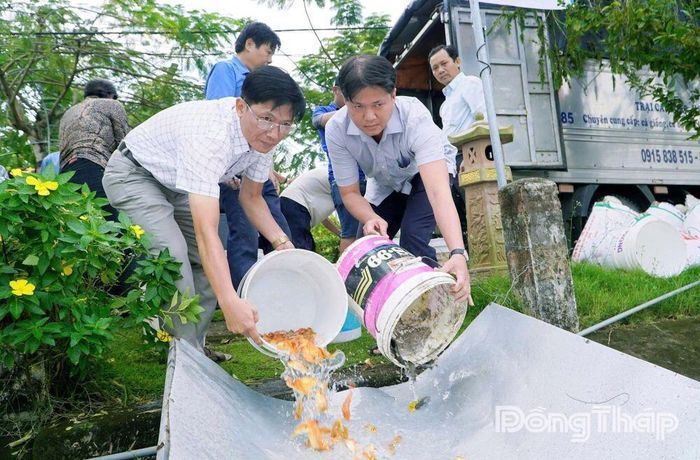 Đại diện lãnh đạo UBND xã Lấp Vò thả cá về thiên nhiên.