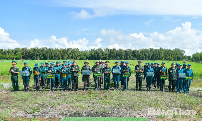 Ban Tổ chức diễn tập trao quà tặng các lực lượng tham gia thực binh.