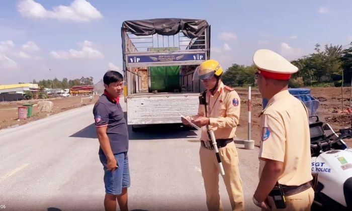 Lực lượng Cảnh sát giao thông kiểm tra phương tiện trên đường 878.
