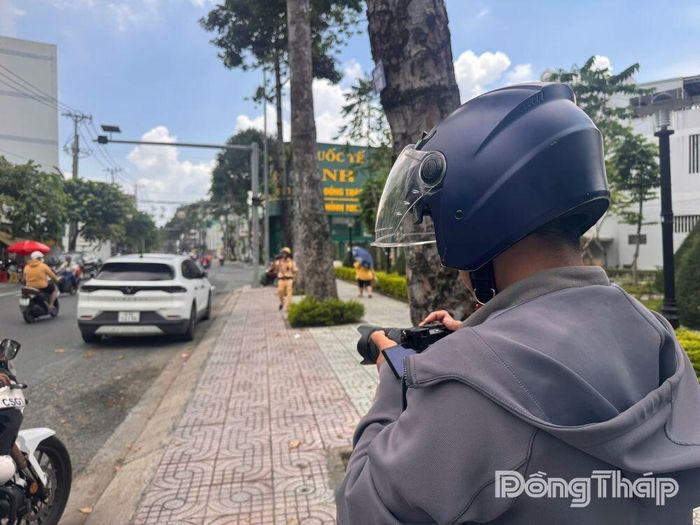 Công tác hóa trang cũng được thực hiện nhằm ghi lại hình ảnh vi phạm.