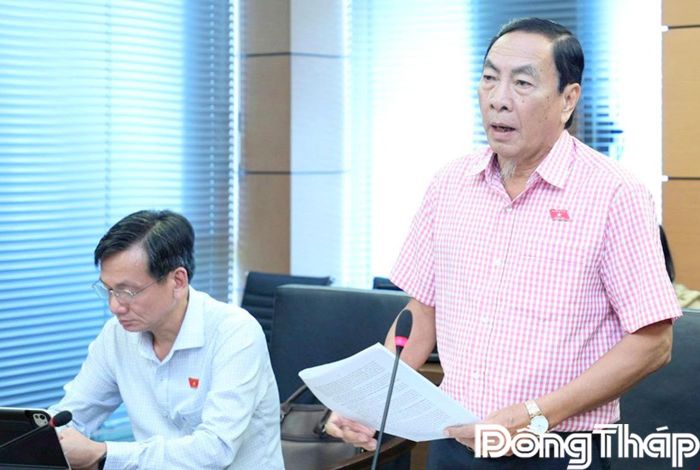 Đại biểu Phạm Văn Hòa phát biểu thảo luận.