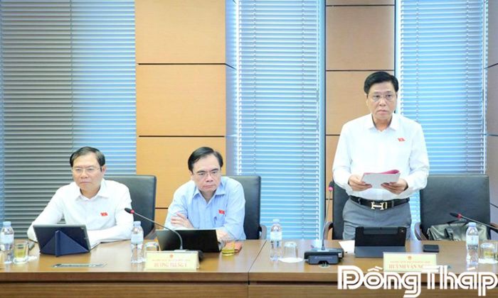 Đại biểu Huỳnh Văn Ngon phát biểu thảo luận.