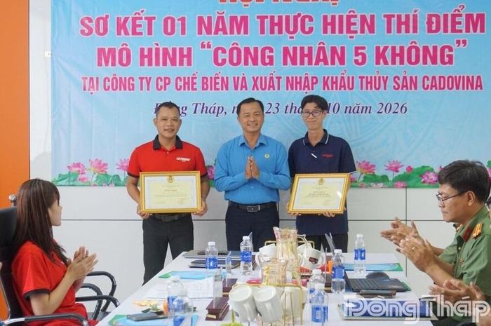 Lãnh đạo Liên đoàn Lao động tỉnh trao Bằng khen cho tập thể và cá nhân thuộc Công ty Cadovina có thành tích xuất sắc trong thực hiện mô hình.  