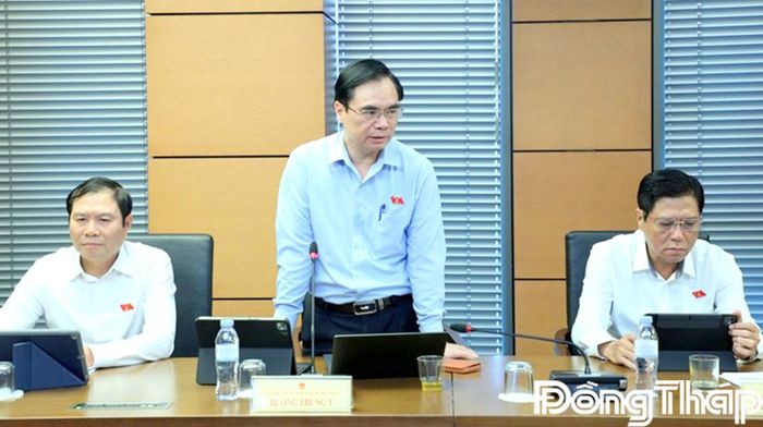 Đại biểu Dương Trung Ý phát biểu thảo luận.