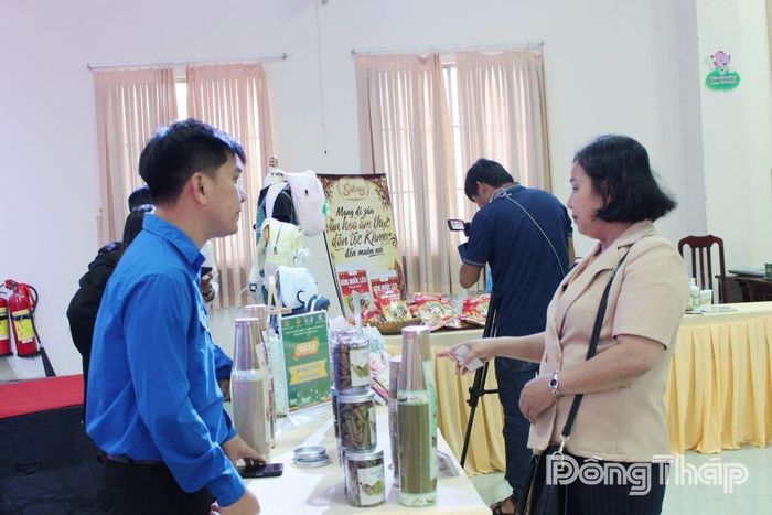 Đại biểu tham quan gian hàng trưng bày sản phẩm của dự án tham gia Vòng chung kết.