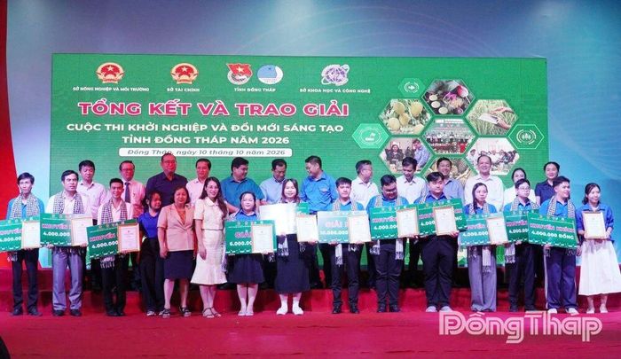Ban Tổ chức trao giải cho các chủ dự án tham gia Vòng chung kết.