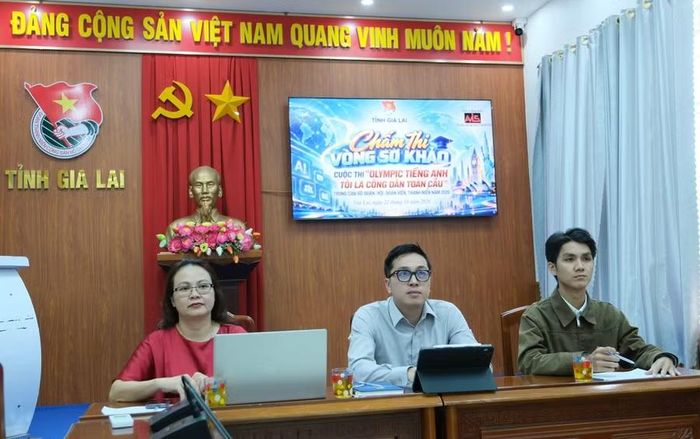  Ban giám khảo chấm điểm các video clip dự thi vòng sơ khảo cuộc thi “Olympic tiếng Anh - Tôi là công dân toàn cầu”. Ảnh: Minh Nhật 