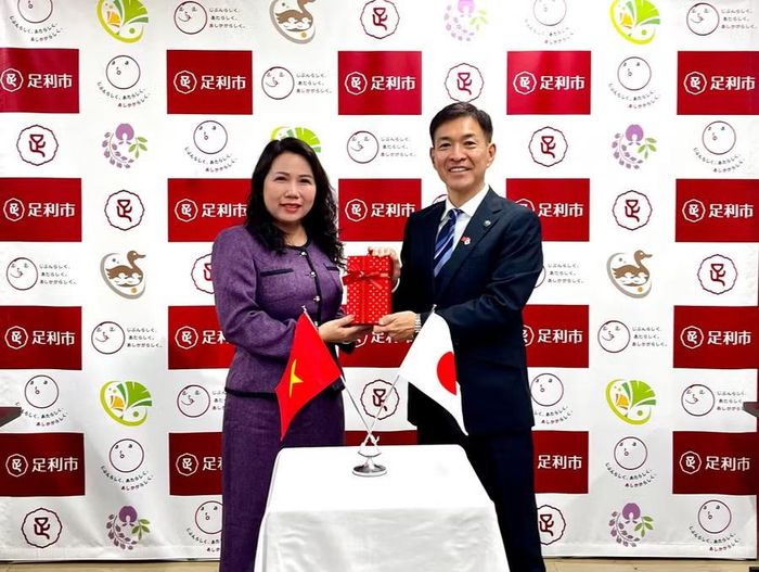 Bà Nguyễn Thị Bích Hoa - Chủ tịch UBND phường Quy Nhơn Nam tặng quà lưu niệm cho chính quyền TP. Ashikaga. Ảnh: Ngọc Luận