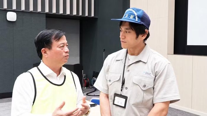Phó Chủ tịch Thường trực UBND tỉnh Nguyễn Tuấn Thanh (bên trái) trao đổi với Ban quản lý chợ đầu mối Toyosu. Ảnh: Ngọc Luận