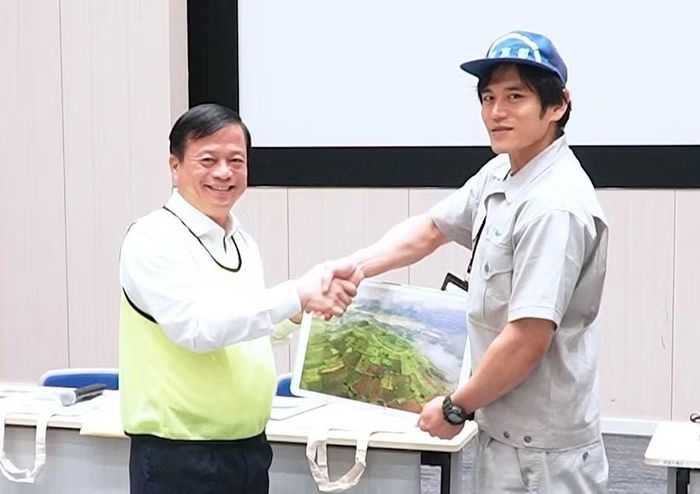 Phó Chủ tịch Thường trực UBND tỉnh Nguyễn Tuấn Thanh trao quà cho Ban quản lý chợ Toyosu. Ảnh: Ngọc Luận