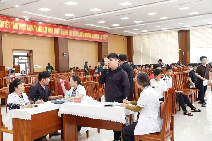  Thanh niên phường Quy Nhơn tham gia sơ tuyển sức khỏe nghĩa vụ quân sự. Ảnh: Hồng Phúc 