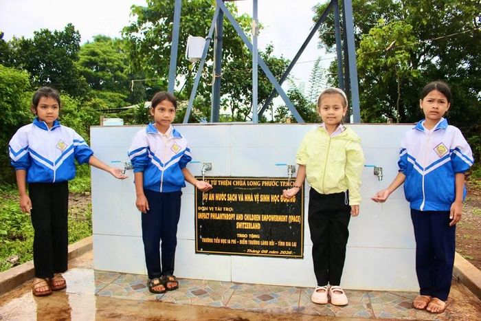  Niềm vui của học sinh làng Or khi được sử dụng công trình nước sạch tại điểm trường. Ảnh: Minh Chí 