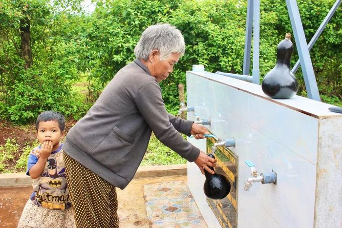  Người dân làng Or lấy nước từ công trình giếng khoan tại điểm trường, góp phần giảm khó khăn về nước sinh hoạt trong mùa khô. Ảnh: Minh Chí 