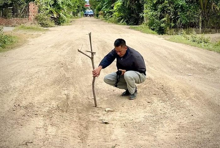 Trước khi được đầu tư xây dựng, tuyến đường A1 xuống cấp nghiêm trọng ảnh hưởng đến việc đi lại, sinh hoạt của người dân. Ảnh: Minh Phương