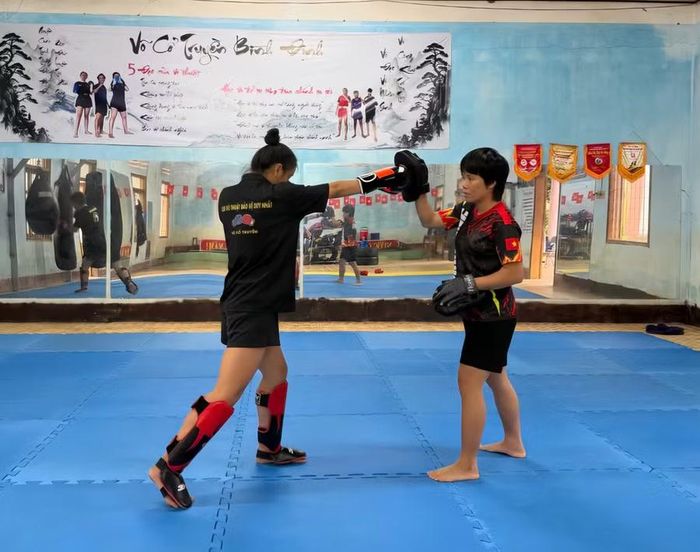 Chị Từ Thị Bé Hiền (bên phải) tận tình truyền đạt kỹ thuật, kinh nghiệm cho các võ sinh. Ảnh: NVCC