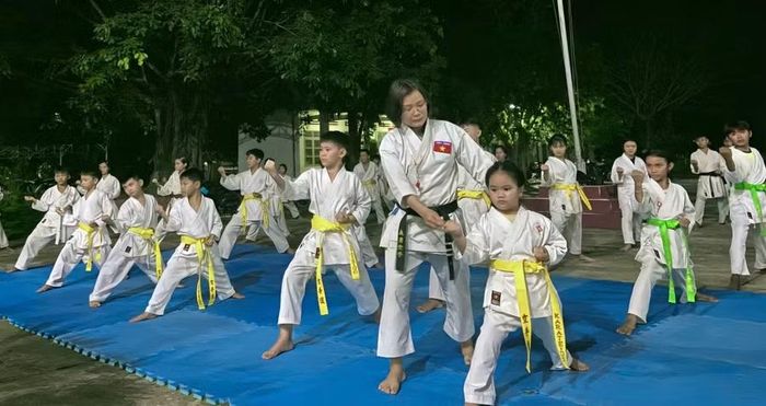 Chị Vũ Thị Hồng hướng dẫn các võ sinh tập luyện. Ảnh: NVCC